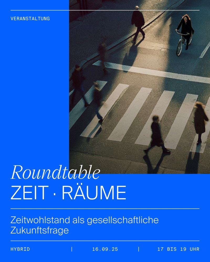 Blaue Veranstaltungs­kachel mit Foto einer Straßenszene im oberen Bereich. Darunter weißer Text: „Roundtable ZEIT · RÄUME – Zeitwohlstand als gesellschaftliche Zukunftsfrage“. Ergänzende Infos: „Hybrid | 16.09.25 | 17 bis 19 Uhr“.