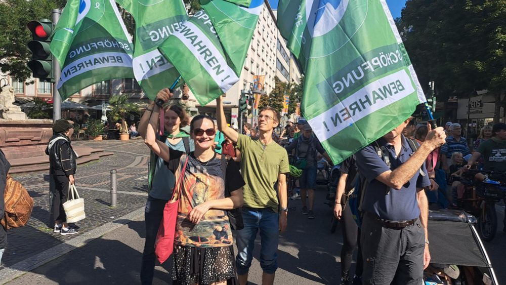 Menschen mit CHristians for Future Fahnen auf einer Straße