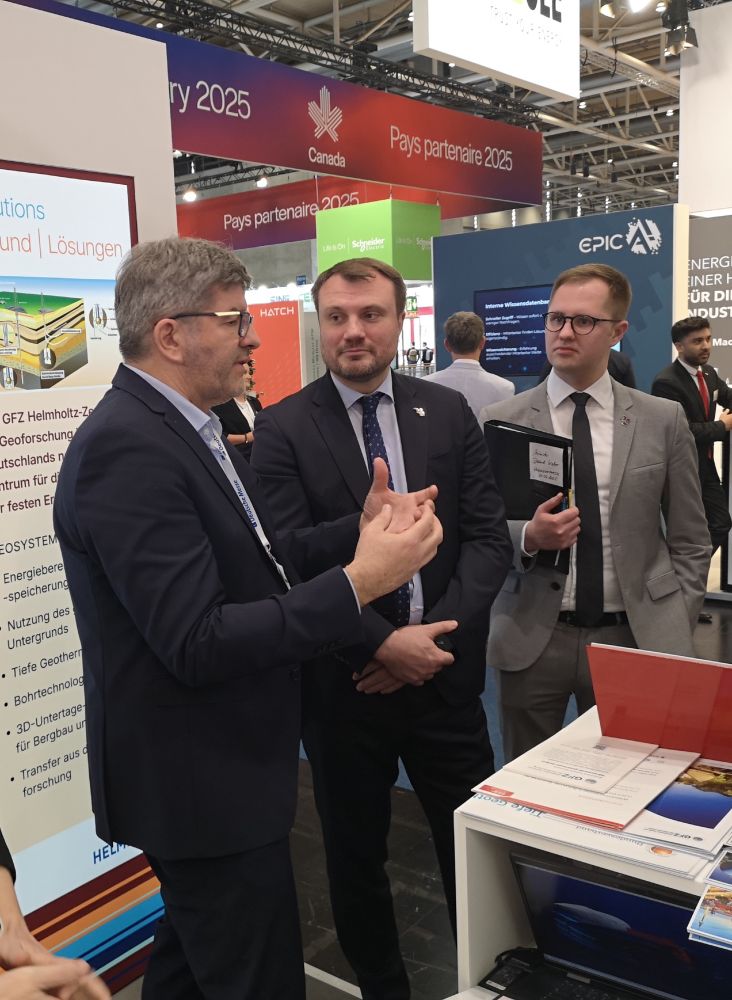 Ingo Sass (l.), Geothermie-Experte und Leiter der Sektion 4.3 Geoenergie, im Gespräch mit Brandenburgs Wirtschaftsminister Daniel Keller (M.). Foto: J. Krupa/GFZ