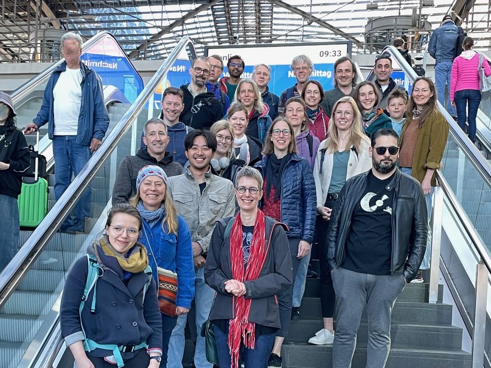 Gruppenfoto auf der Treppe des Berliner Hauptbahnhofs: Einige der GFZ-Forschenden haben sich zur Anreise nach Wien für die gemeinsame Zugfahrt getroffen.