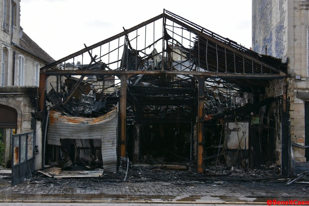 façade détruite par l'incendie de l'ancien restaurant Gustave place Saint-Sauveur