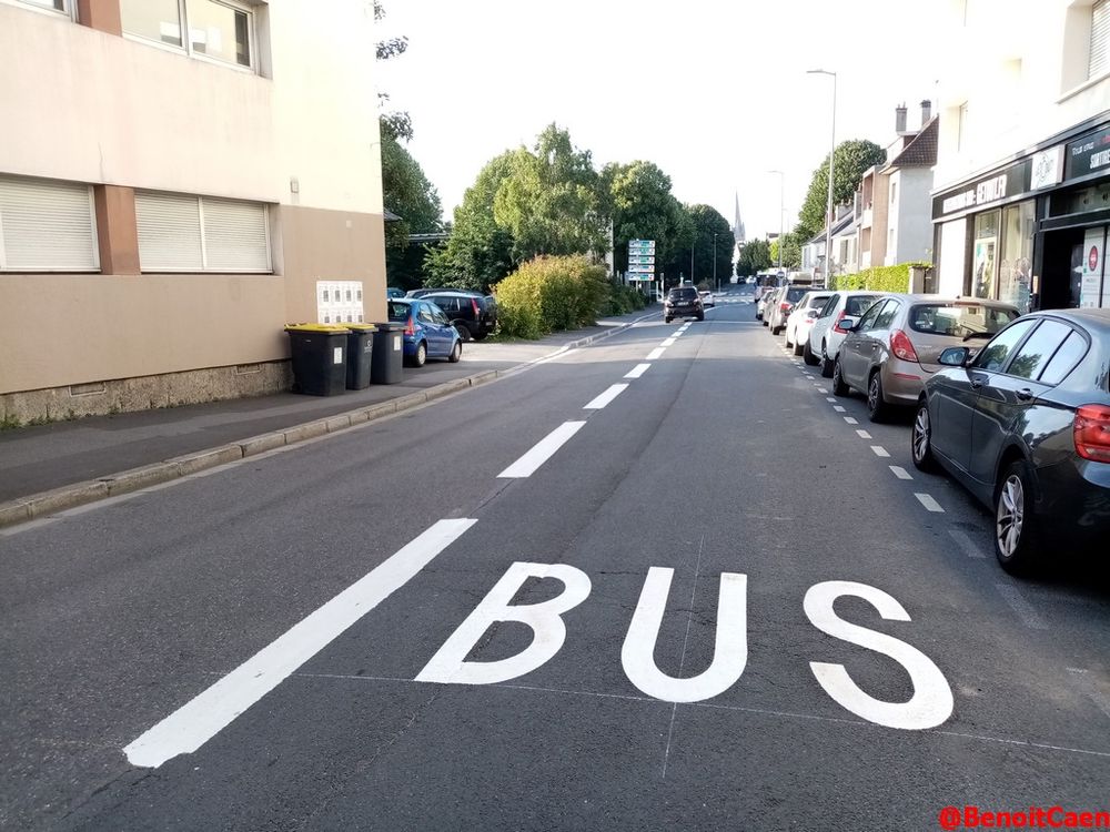marquage au sol rue chanoine Xavier-de-Saint-Pol avec une voie réserve entièrement aux bus