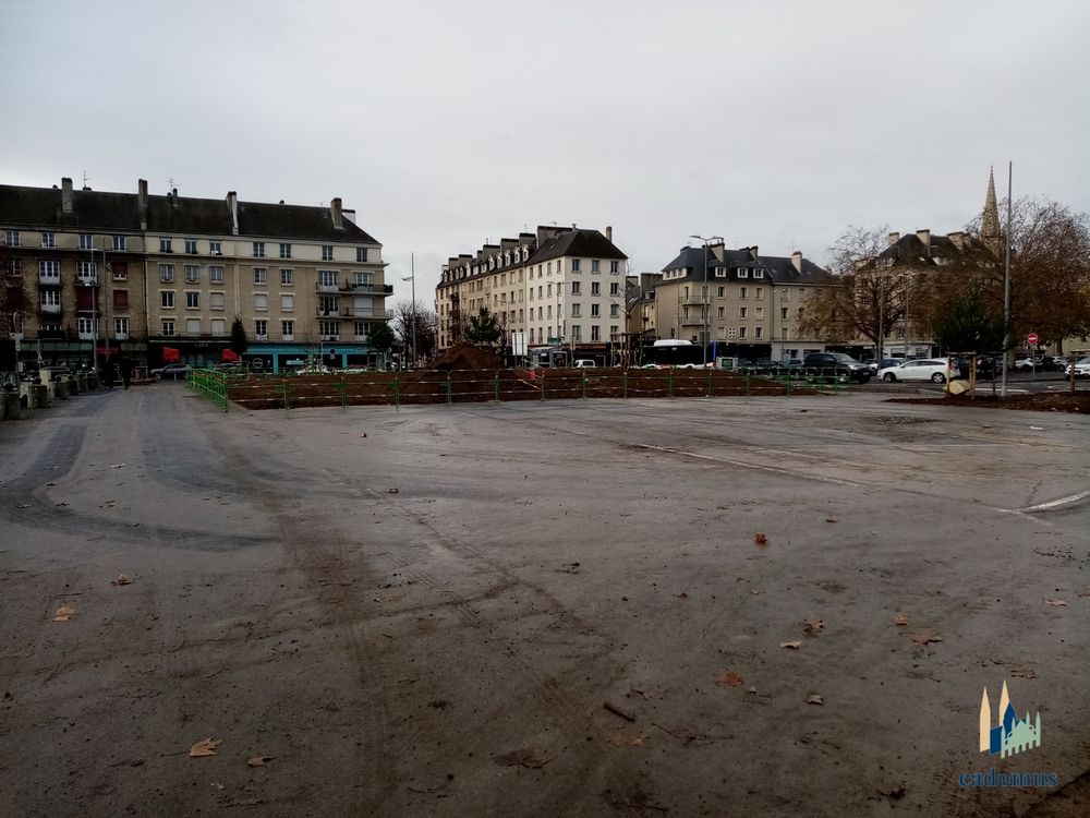vue générale de la place en direction de la rue de Bernières
