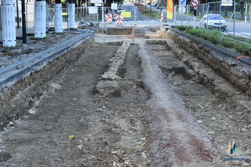 vue de l'ancien mur d'enceinte du bourg l'Abbé en direction de l'avenue Albert-Sorel