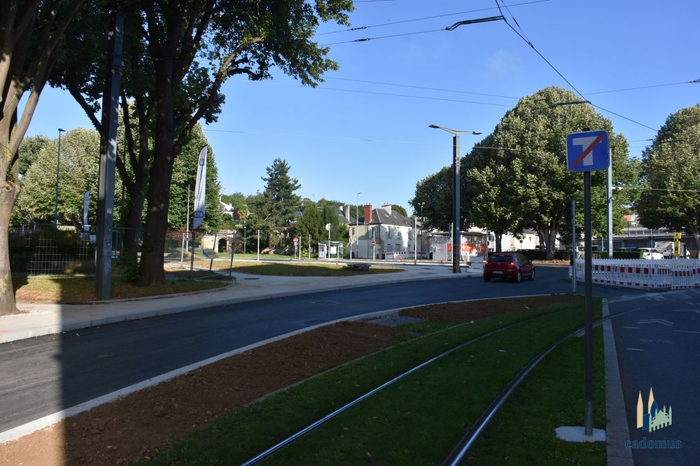 nouvelle arrivée de la rue de Geôle sur la place de la Mare