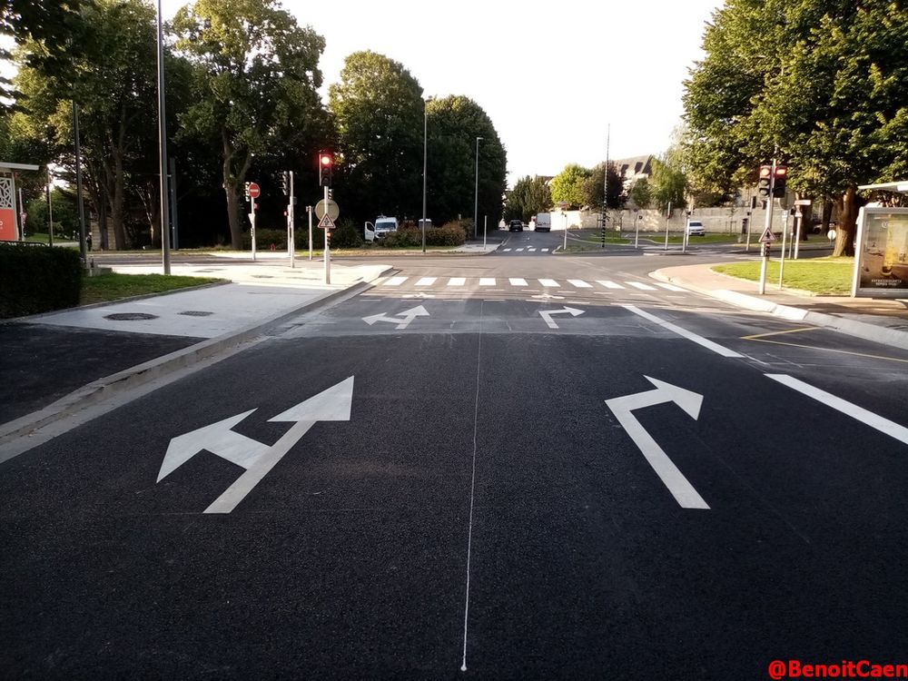 au bout de la rue chanoine Xavier-de-Saint-Pol, le marquage au sol pour indiquer les directions : à gauche vers (vers l'Université) et tout droit (centre-ville) et à droite (vers les Fossés Saint-Julien) plus le couloir réservé aux bus