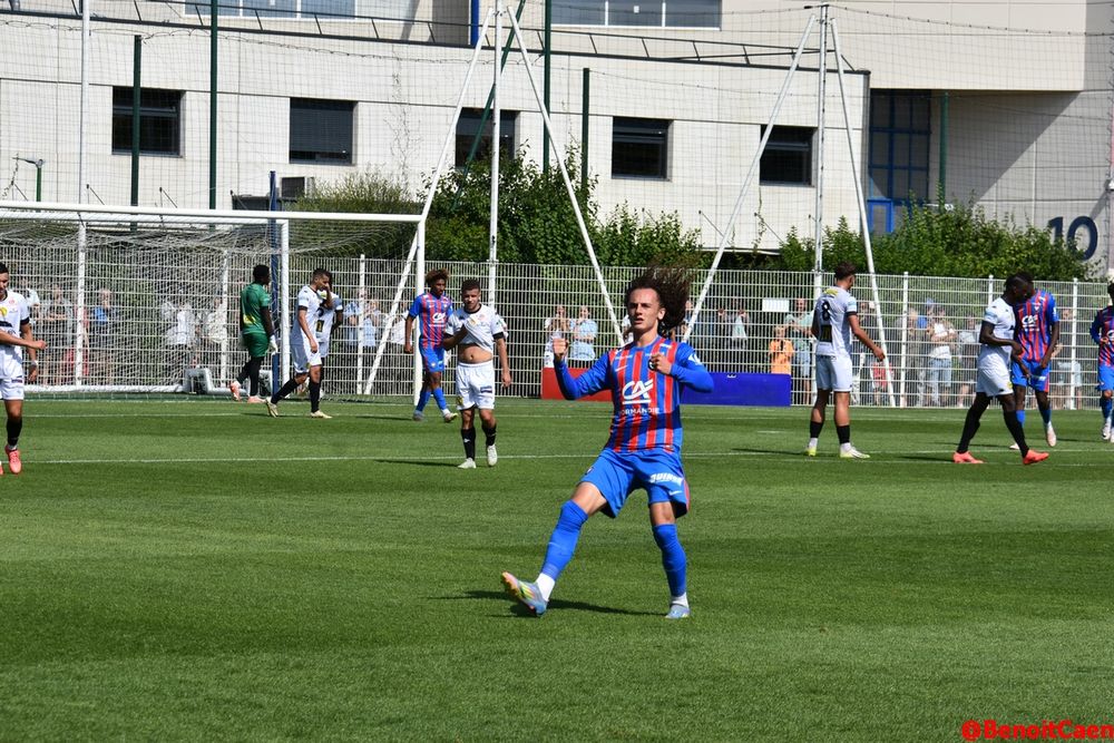 Léo Millinaire fête son but sur coup-franc