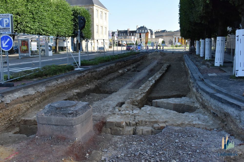 vue de l'ancien mur d'enceinte du bourg l'Abbé en direction de la place Guillouard