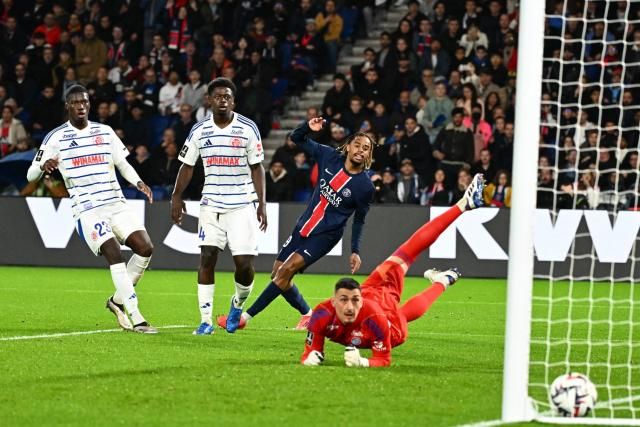 Ligue 1 : Porté par un Barcola infernal, le PSG s'impose contre Strasbourg et reprend la tête de la Ligue 1