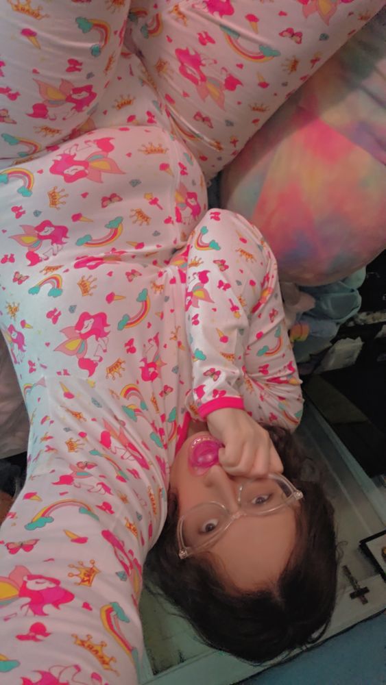 Rearz unicorn feetie onsie again  🦄