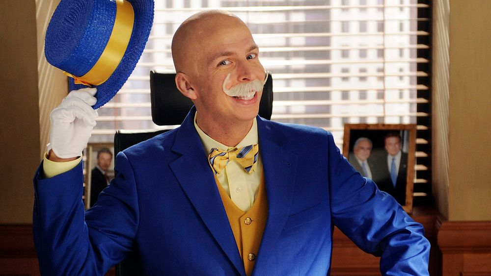 Chauve, moustachu et tout de bleu et jaune vêtu, Kenneth de la série 30 Rock célèbre le 29 février