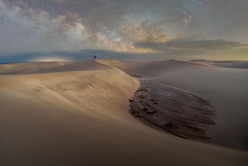 บันทึกความสงบแห่งท้องฟ้ายามค่ำคืนในทะเลทราย
