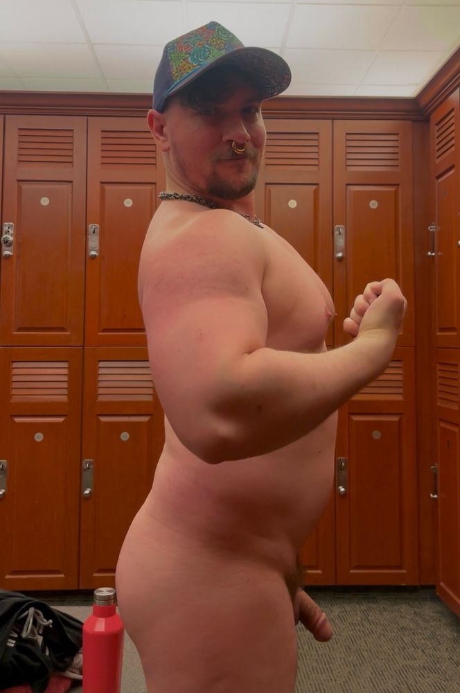 Arm flex in the locker room and a decent angle of my cock and ass too😘
Yeah they’re gonna be as big as my head real soon💪