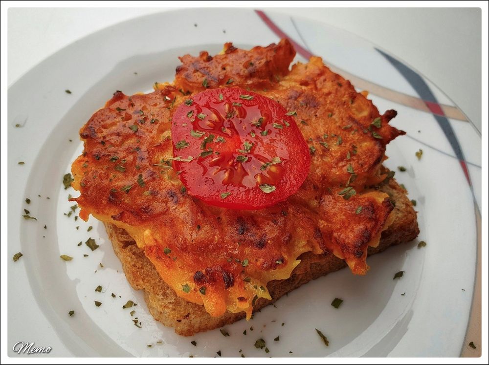 Zutaten:
Geriebene Kartoffel und Möhre, Zwiebel, 1 EL Kichererbsenmehl + 2 EL Wasser als Ei-Ersatz, Vollkorntoast (in der Pfanne geröstet), Tomate, Sonnenblumenkerne, gemahlene Leinsamen.

Gewürze:
Ein wenig Salz, Chiliflocken, Kurkuma, Curry, Petersilie.