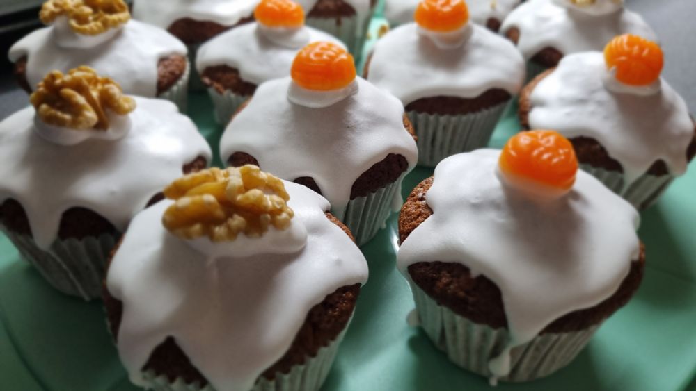 Magdalenas, unas con media nuez y otras con una gominola de calabaza encima.