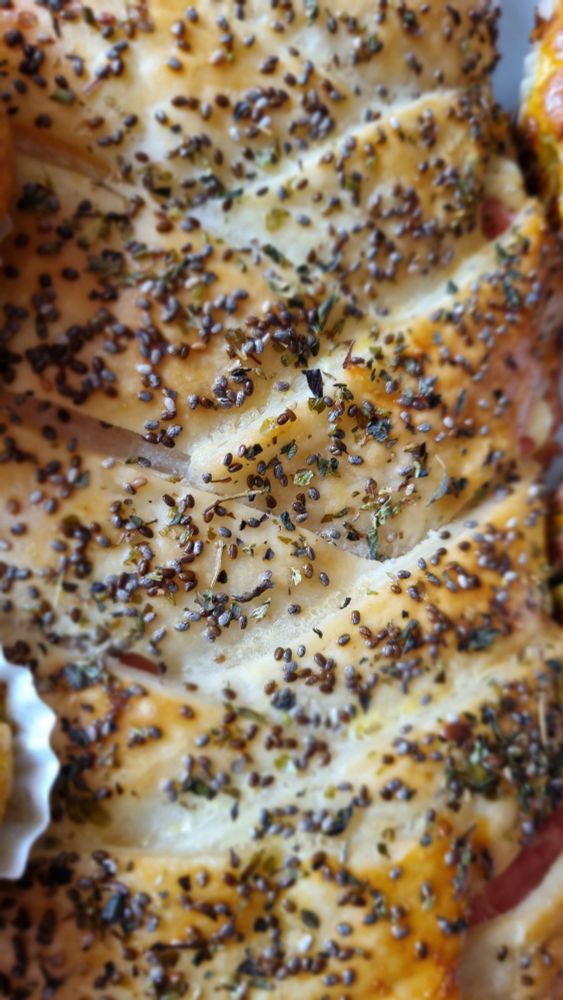 Trenza hojaldrada de jamón y queso, con semillas de amapola y orégano.