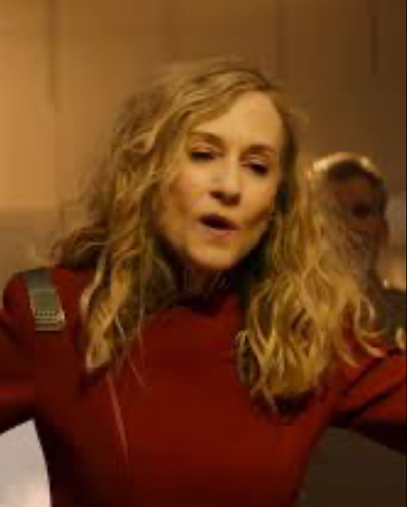 Holly Hunter as the 422 year old half-Lanthanite Chancellor of Starfleet Academy upon its reopening in San Francisco in the 32nd century — notably sharing Carol Kane’s SNW hairstyle & overall look. IS Carol Kane her mother? Is she gonna make guest appearances? What about Whoopi??