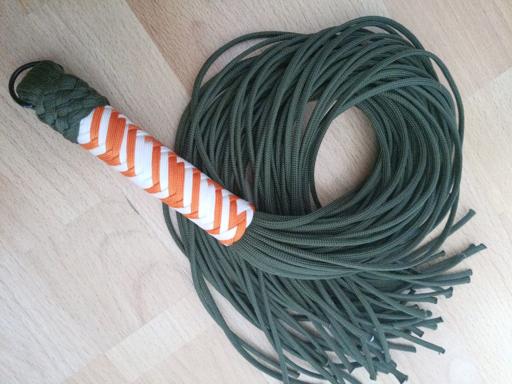 Ein grüner Flogger mit einem orange/weissen Griff. 