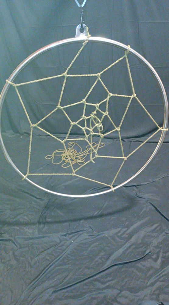 Ein Traumfänger, der in einen Luftakrobatik-Ring geflochten wurde 