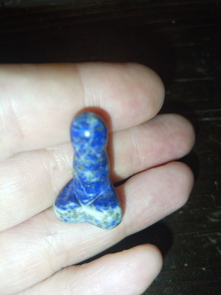 Derselbe blaue Edelsteinpenis, aus einer anderen Perspektive. 