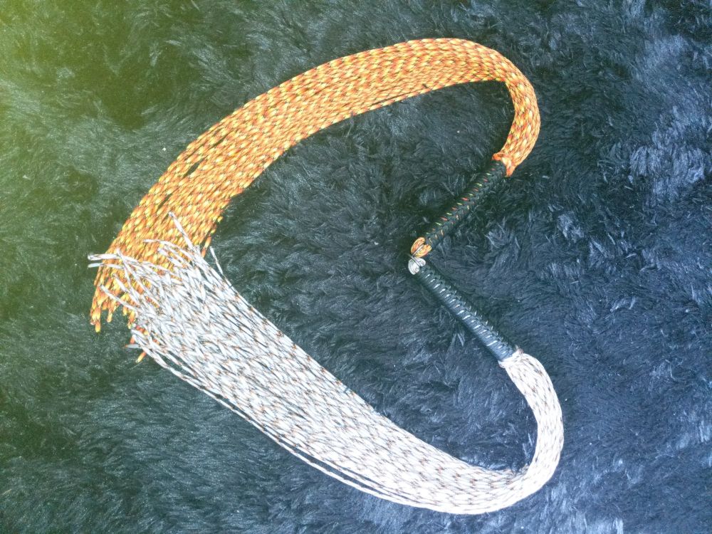 2 Flogger, die zusammen ein Herz bilden. 
Der eine hat die Farbe eines Feuers (gelb/rot/orange), der andere die Farbe von glimmender Asche (grau mit orangenen und schwarzen Sprenkeln). Beide haben einen schwarzen, geflochtenen Griff
