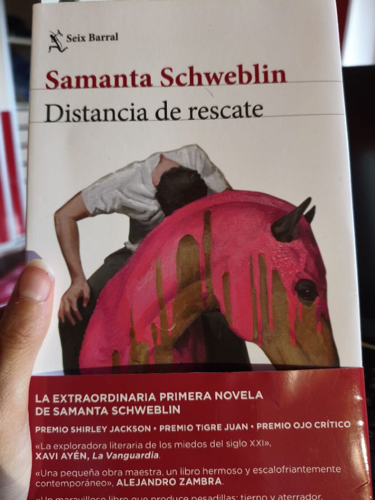 Cubierta del libro "Distancia de rescate" de Samanta Schweblin.