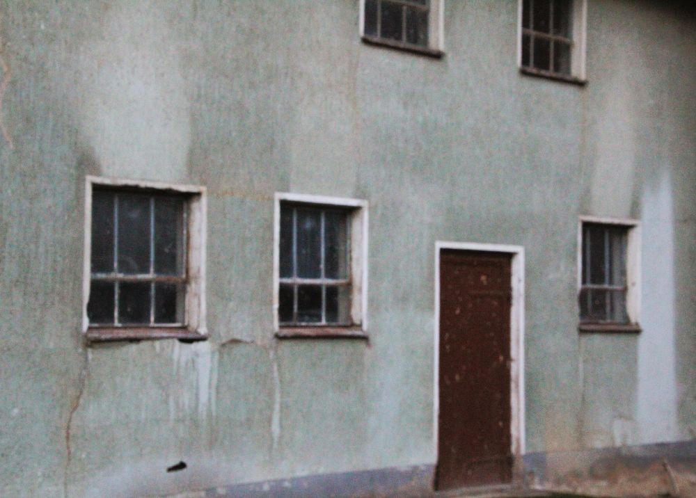 hauswand mit fenstern und trostlos in weiß und grau