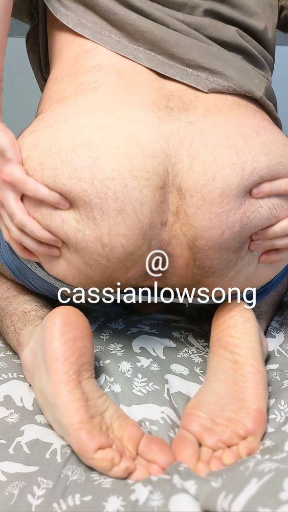 A hairy man spreading his ass with meaty soles below. @cassianlowsong covers the hole
