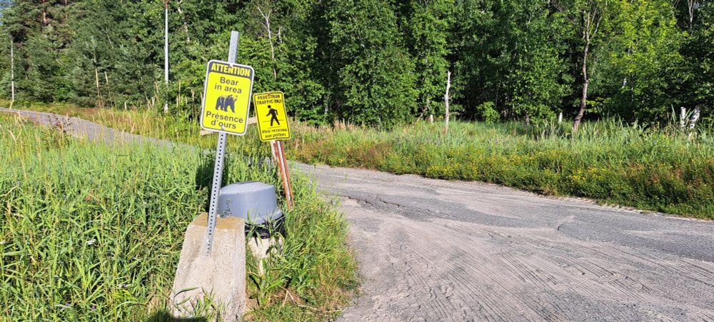 A permanent sign reading "Attention: Bear in area / Présence d'ours" has been added at the base of the path up from Lot 15.