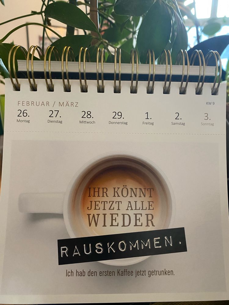 Kalenderblatt der Woche mit dem Spruch: „Ihr könnt jetzt alle wieder rauskommen. Ich habe den ersten Kaffee getrunken.“