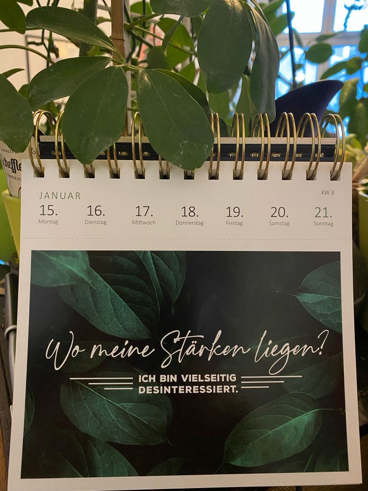 Bild vom Kalenderblatt dieser Woche mit dem Spruch: Wo meine Stärken liegen? Ich bin vielseitig desinteressiert.