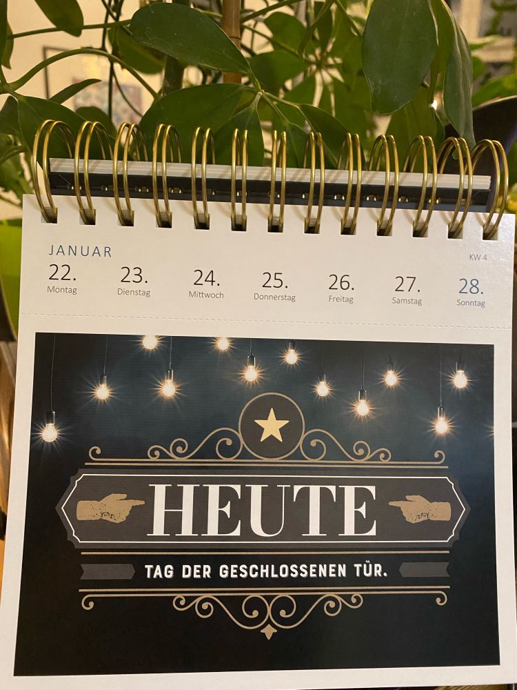 Kalenderblatt dieser Woche mit dem Spruch: Heute - Tag der geschlossenen Tür -