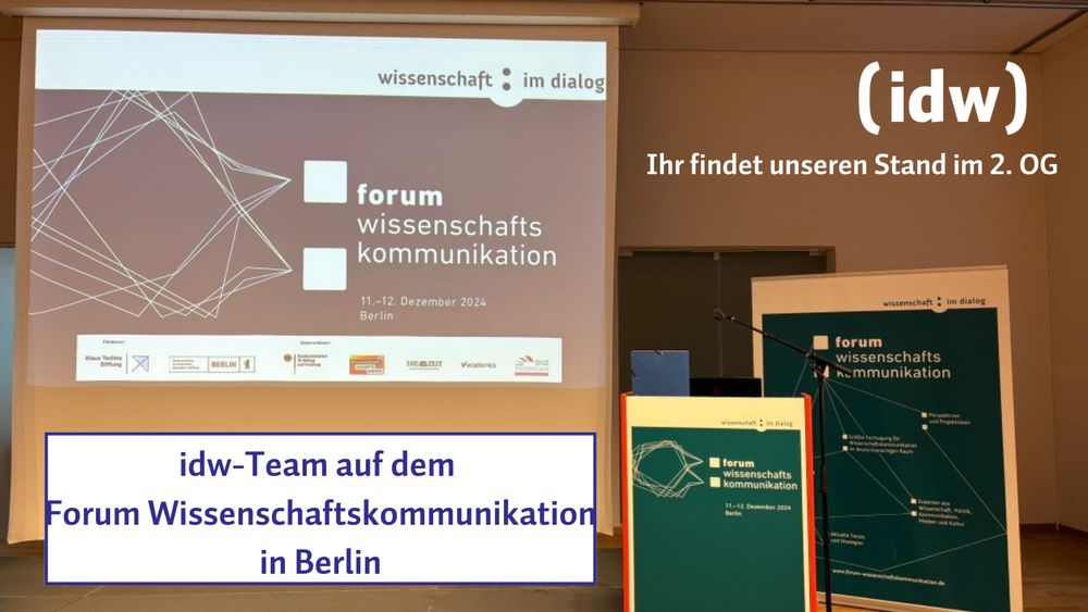 idw-Team auf dem Forum Wissenschaftskommunikation in Berlin. Der Stand des idw ist im 2. OG. Im Hintergrund ist ein Eröffnungsfoto vom Podium abgebildet.