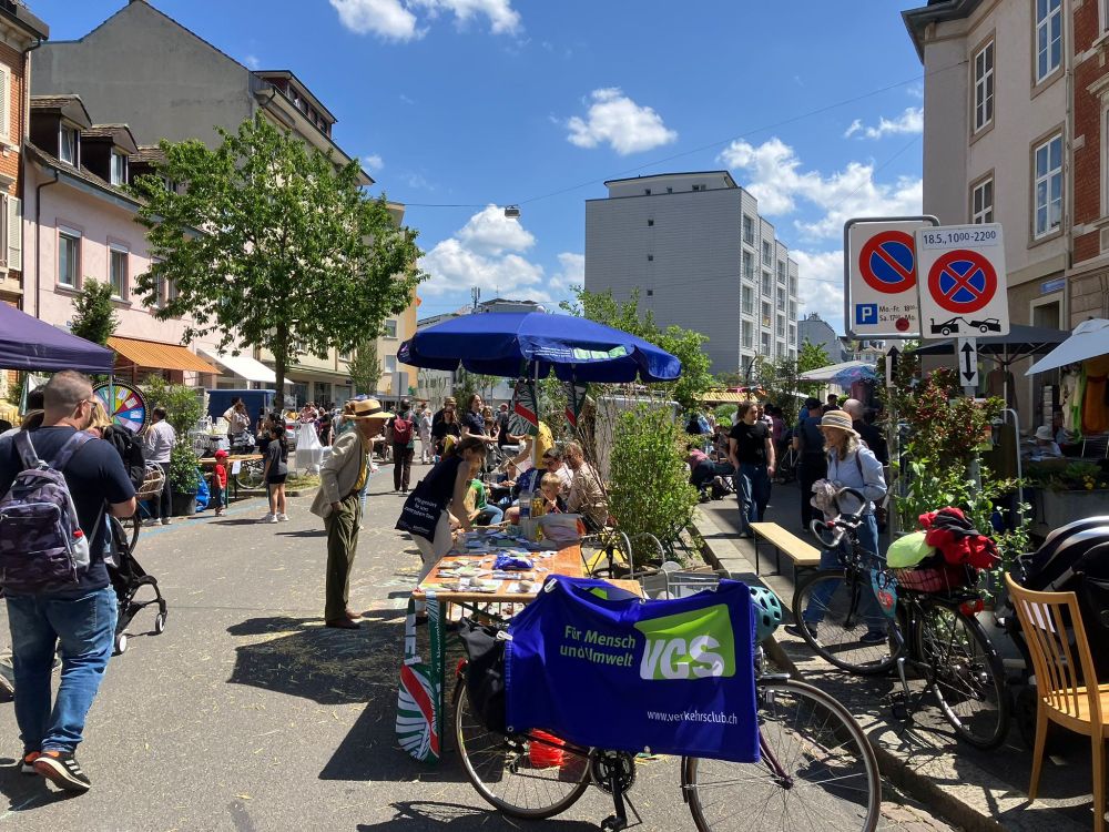 Unser Stand am Fest mit einem Sonnenschirm.