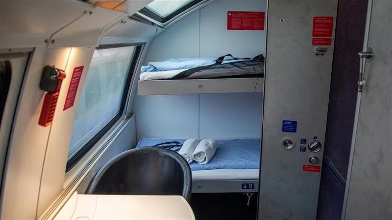 Blick in ein Schlafwagen-Abteil mit zwei Betten.