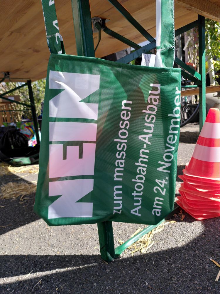 Tasche aus einer übrig gebliebenen Fahne der Kampagne gegen den masslosen Autobahn-Ausbau.
