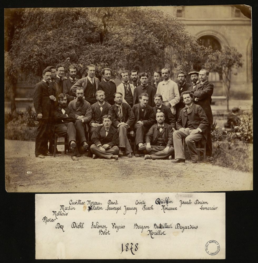 [Ecole normale supérieure. Promotion de 1878. Lettres : conscrits] / Pierre Petit, phot. - [Paris] Légende ms. : "Cuvillier, Moreau-Nélaton, David [-Sauvageot], Cointe, Durkheim [1879 L], Jaurès, Dorison, Martin, Jeanroy, Puech, Monceaux, Lemercier, Mellerio, Pfister, Dez, Diehl, Salomon, Veyries, Bergson, Baudrillart, Desjardins, Belot, Morillot". Cote : PHO D/2/1878/5