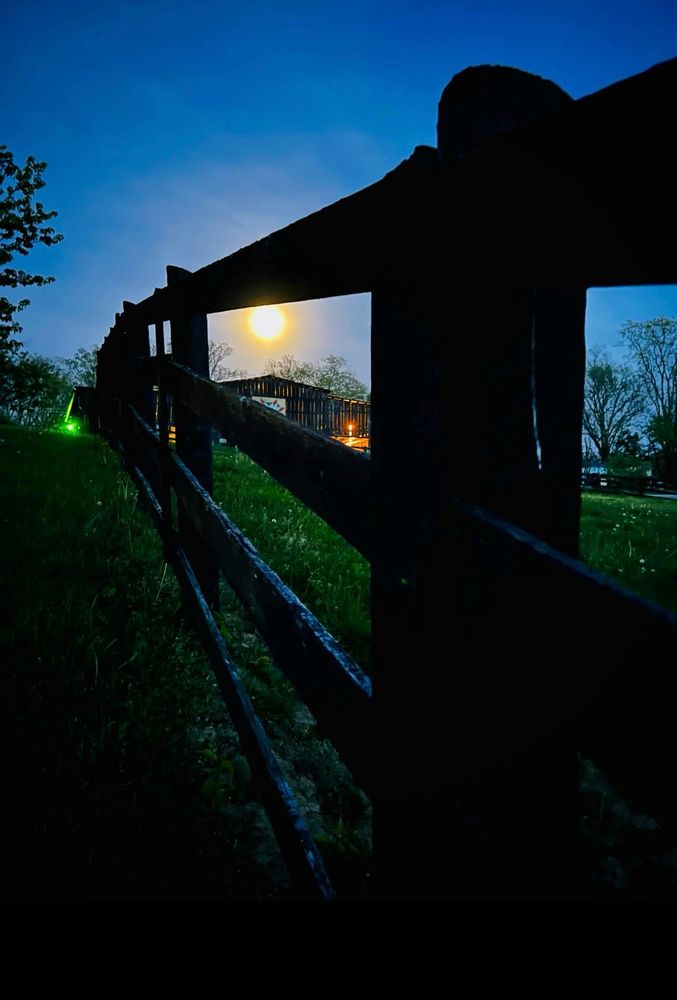 Night 
Farm
Moon
Barn
Fence