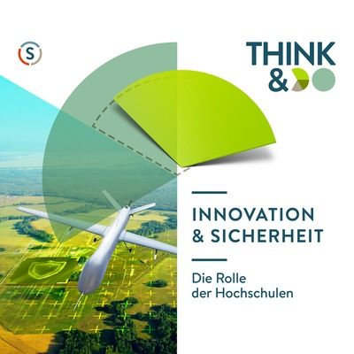 Titelbild der Podcastfolge "Innovation und Sicherheit - DIe Rolle der Hochschulen". Eine Drohne schwebt über einem grünen Feld, in dem ein Ritterschild in der Wiese nachgestellt ist. Rechts davon steht vor weißem Hintergrund der Titel der Folge. Links oben ist das Logo des Stifterverbands, rechts der Name des Podcasts "Think & Do"
