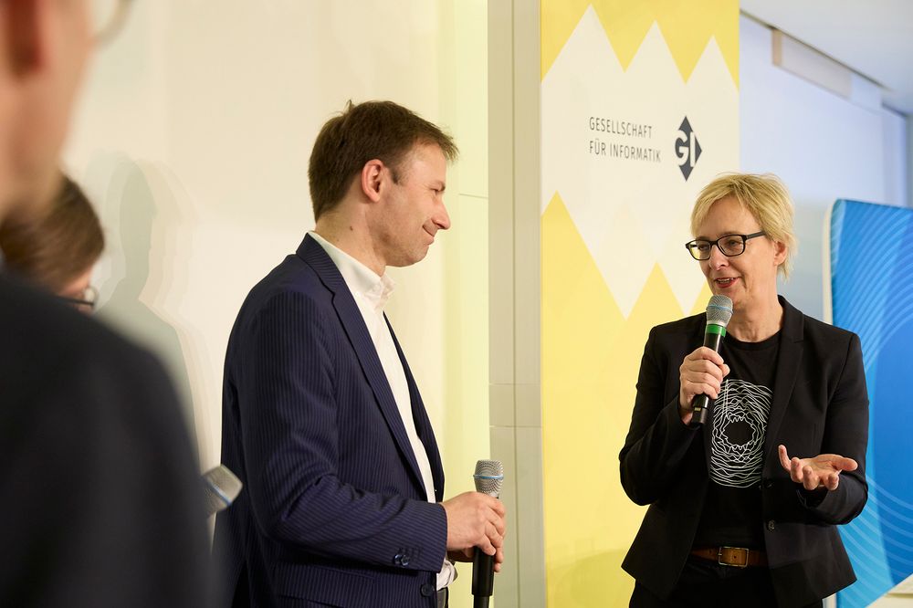 Gespräch auf der Bühne: Christine Regitz stellt MdB Holger Mann eine Frage