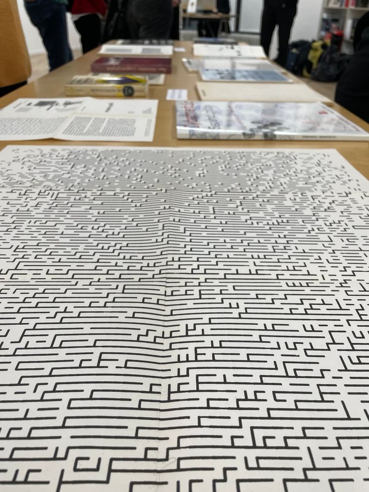 Detailaufnahme eines Drucks, der eine labyrinthische Struktur aufzeigt.