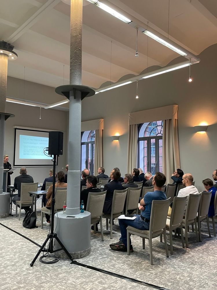 Blick in den Raum bei A. Sowas Vortrag