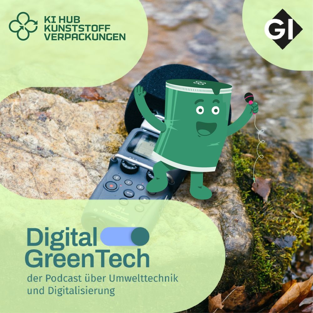 Ein Joghurtbecher mit einem freundlichen Gesicht und Armen ist als Comicfigur dargestellt. Er hält ein kleines Mikrofon und steht fröhlich vor einem Audio-Recorder, der auf einem Felsen liegt. Im Hintergrund sind Naturmaterialien wie Stein und Moos zu sehen. Oben links steht das Logo von „KI Hub Kunststoffverpackungen“, oben rechts das Logo „GI“. Unten im Bild ist der Schriftzug: „Digital GreenTech – der Podcast über Umwelttechnik und Digitalisierung“.