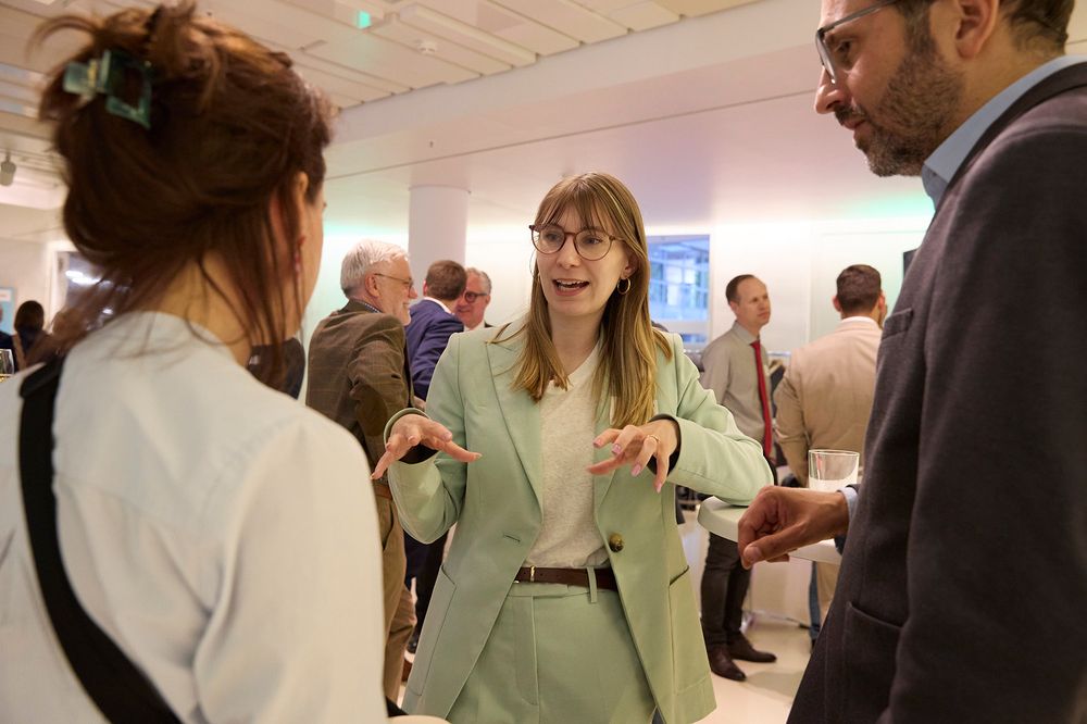 Networking nach dem Hauptprogramm: MdB Jeanne Dillschneider im Gespräch mit zwei Personen