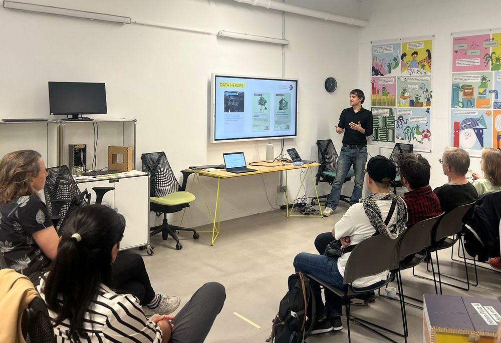 GI-Referent Nico Dankel stellt das Spiel Data Heroes in einem Workshop-Raum vor, Menschen auf Stühlen hören ihm zu.