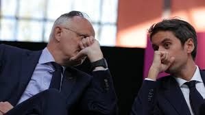 Edouard Philippe discutant avec Attal