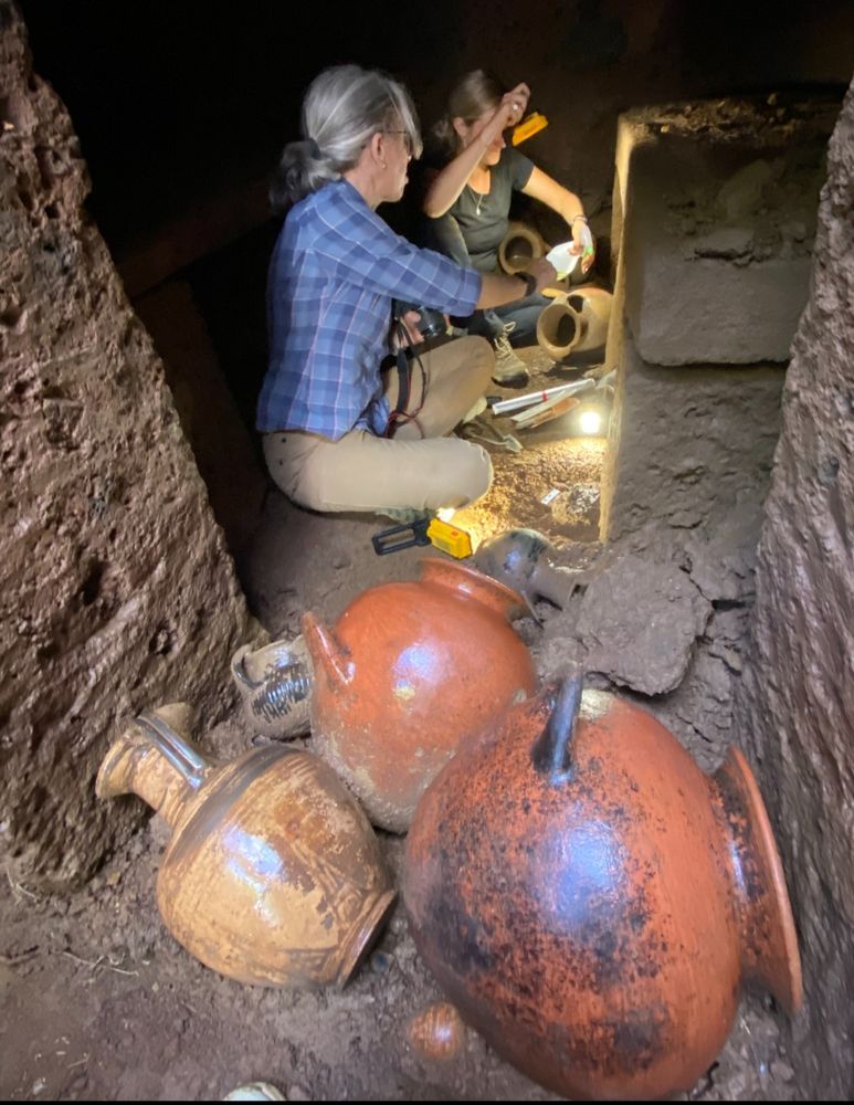 A view into the tomb, in the background archaeologists at work