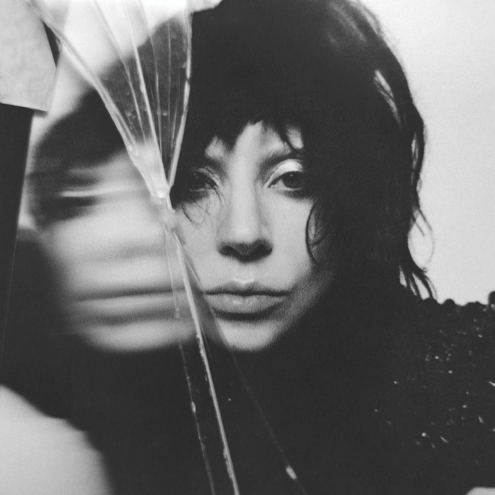 Portada del álbum "Mayhem" (2025) de Lady Gaga. En ella se muestra, en la mitad derecha, una foto en blanco y negro de la cantante y, en la mitad izquierda, otra foto suya desenfocada.