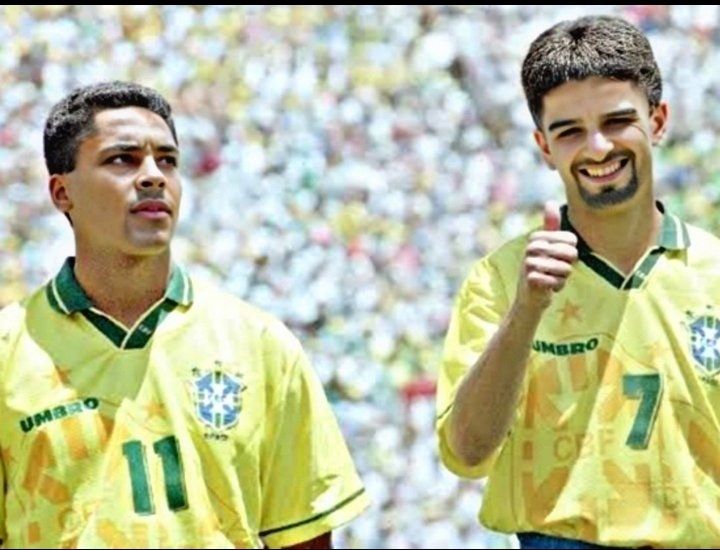 Montagem vagabunda que mescla os rostos de Vitor Roque e Flaco Lopez nos corpos de Romário e Bebeto respectivamente. 