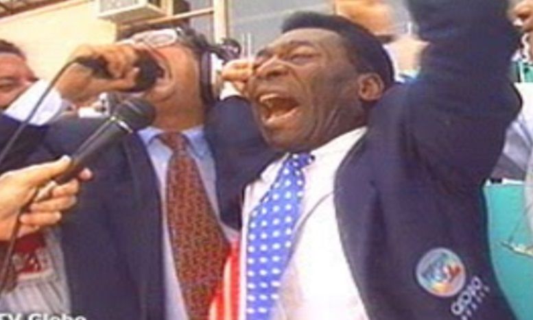 Galvão e Pelé comemorando o tetracampeonato da seleção brasileira.